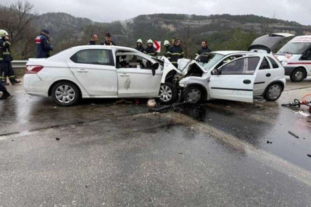 Burdur'da trafik kazası: 7 &ouml;l&uuml;, 5 yaralı