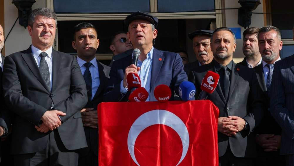 &Ouml;zg&uuml;r &Ouml;zel K&ouml;m&uuml;r Beldesi&rsquo;nde vatandaşlara hitap etti: &lsquo;T&uuml;t&uuml;n &uuml;reticisi b&uuml;y&uuml;k &ccedil;ile &ccedil;ekiyor&rsquo; 