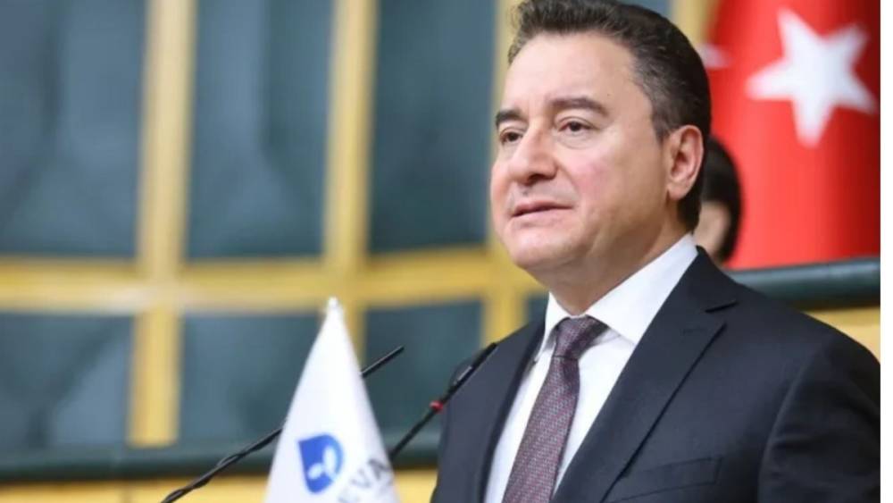 DEVA Partisi Genel Başkanı Ali Babacan, &Ouml;zarslan&rsquo;ın istifası sonrası CHP&rsquo;ye y&uuml;klendi 