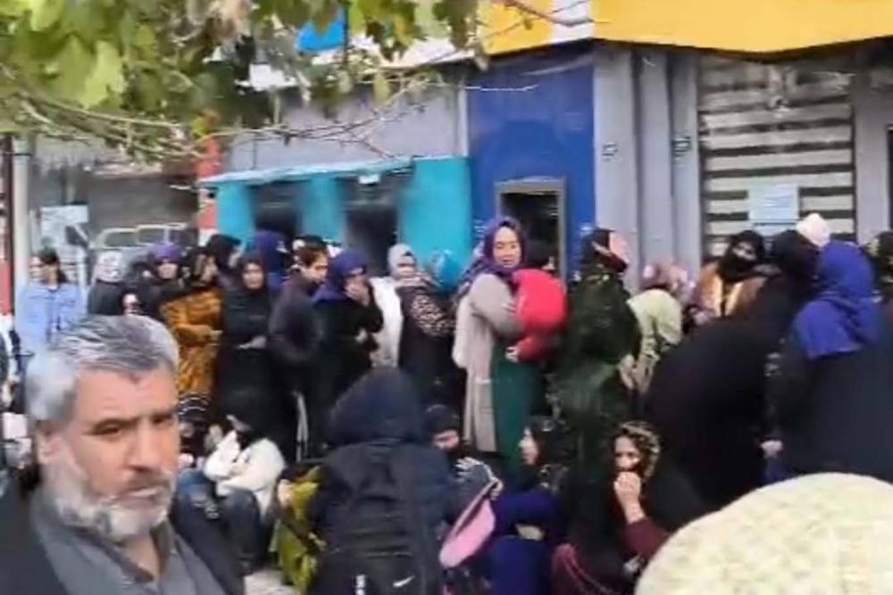 PTT&rsquo;den yapılan yardım &ouml;demeleri izdihama yola&ccedil;tı, &ccedil;ileye d&ouml;n&uuml;şt&uuml;