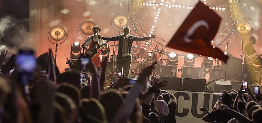 ATHENA 29 EKİM CUMHURİYET KONSERİ İ&Ccedil;İN FETHİYE'DE SAHNE ALDI