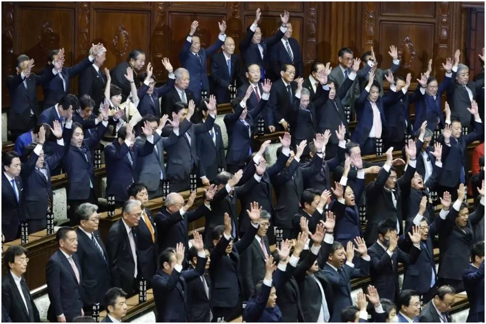 Japonya'da h&uuml;k&uuml;met d&uuml;şt&uuml;, &uuml;lke erken se&ccedil;ime gidiyor