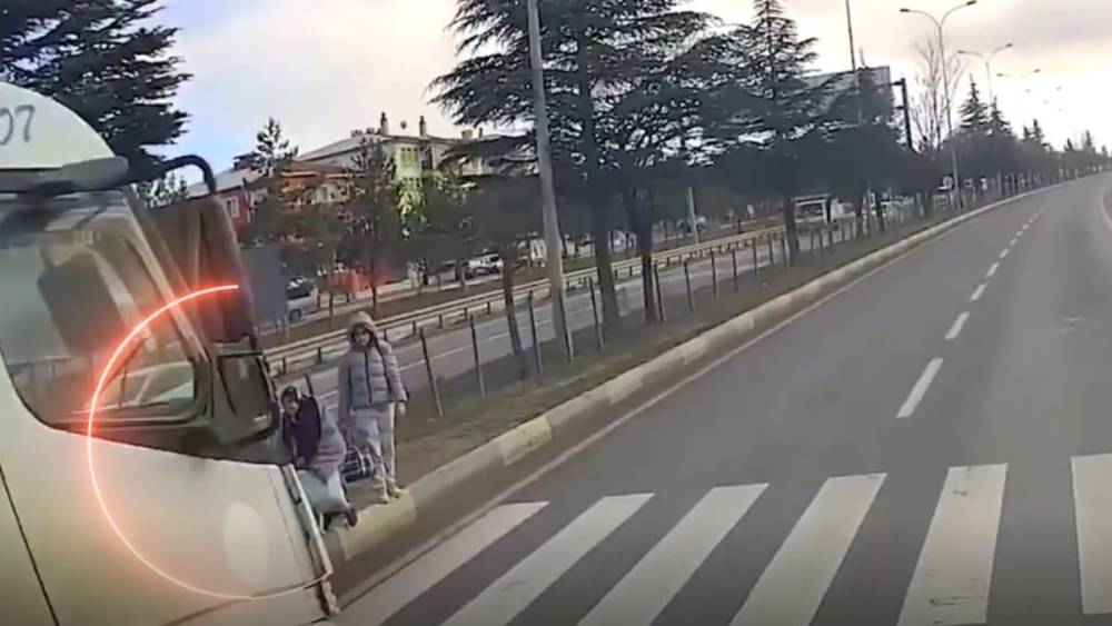 Bakan Yerlikaya, yaya &ouml;nceliğini hi&ccedil;e sayan s&uuml;r&uuml;c&uuml;ye ceza verildiğini a&ccedil;ıkladı   - Videolu Haber