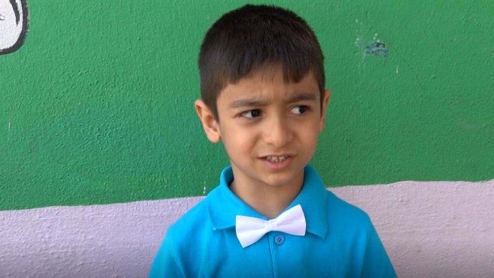 G&uuml;l&uuml;mseten yorum: K&uuml;&ccedil;&uuml;k Eymen, internetten &ouml;ğrendiği şekliyle İstiklal Marşı&rsquo;nı okudu  - Videolu Haber