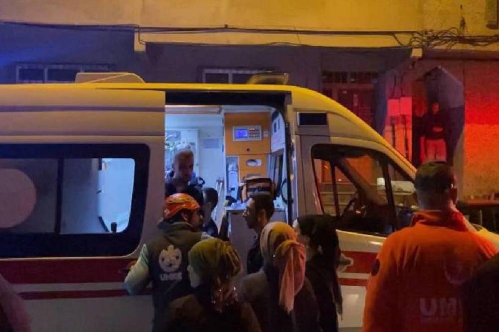 İstanbul'da 5 katlı binada yangın: 15 kişi dumandan etkilendi