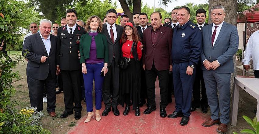 Aliağa’da Mülki Erkan ve Vatandaşlar Engelsiz Kafe’de Bayramlaştı