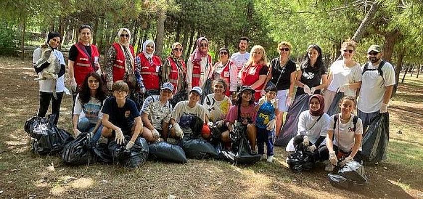 Bakırköy Kızılay gönüllüleri Dünya Temizlik Günü'nde hastane alanında temizlik yaptı
