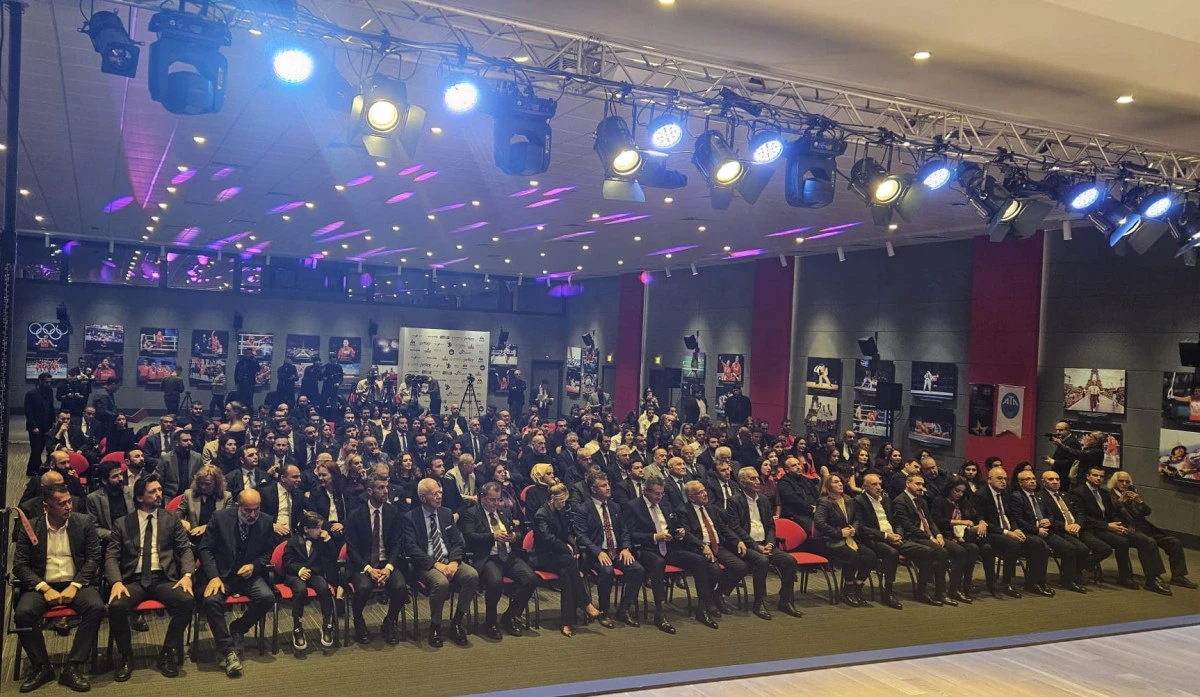 Bakırk&ouml;y Ata Spor&rsquo;dan Amcaoğlu&rsquo;na anlamlı &ouml;d&uuml;l