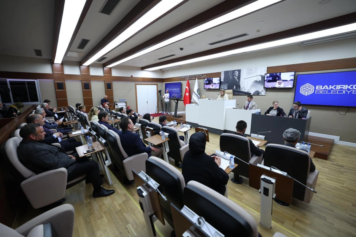 BAKIRK&Ouml;Y BELEDİYE MECLİSİ&rsquo;NDE &ldquo;BASIN &Ouml;ZG&Uuml;RL&Uuml;Ğ&Uuml;&rdquo; TARTIŞMASI: İKTİDAR ELEŞTİRİSİNE &ldquo;&Ccedil;ELİŞKİ&rdquo; YANITI