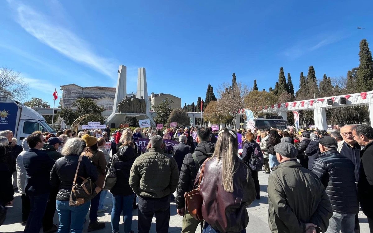 Bakırk&ouml;y&rsquo;de 8 Mart A&ccedil;ıklamasında Dikkat &Ccedil;eken Anlar: Eleştiren Kadına M&uuml;dahale Edilmedi