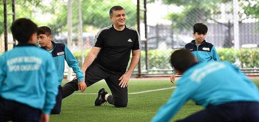 Başkan Bozkurt, Çocuklarla spor yaptı, forma ve ayakkabı hediye etti