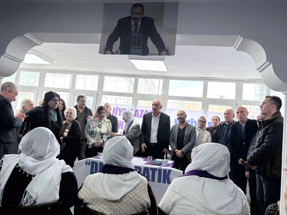 DEM Parti Bakırk&ouml;y İl&ccedil;e &Ouml;rg&uuml;t&uuml; 5. Olağan Kongresini Ger&ccedil;ekleştirdi. Yeni eş başkanlar M&uuml;zeyyen &Ouml;lmez ve Ercan Tilmaş oldu