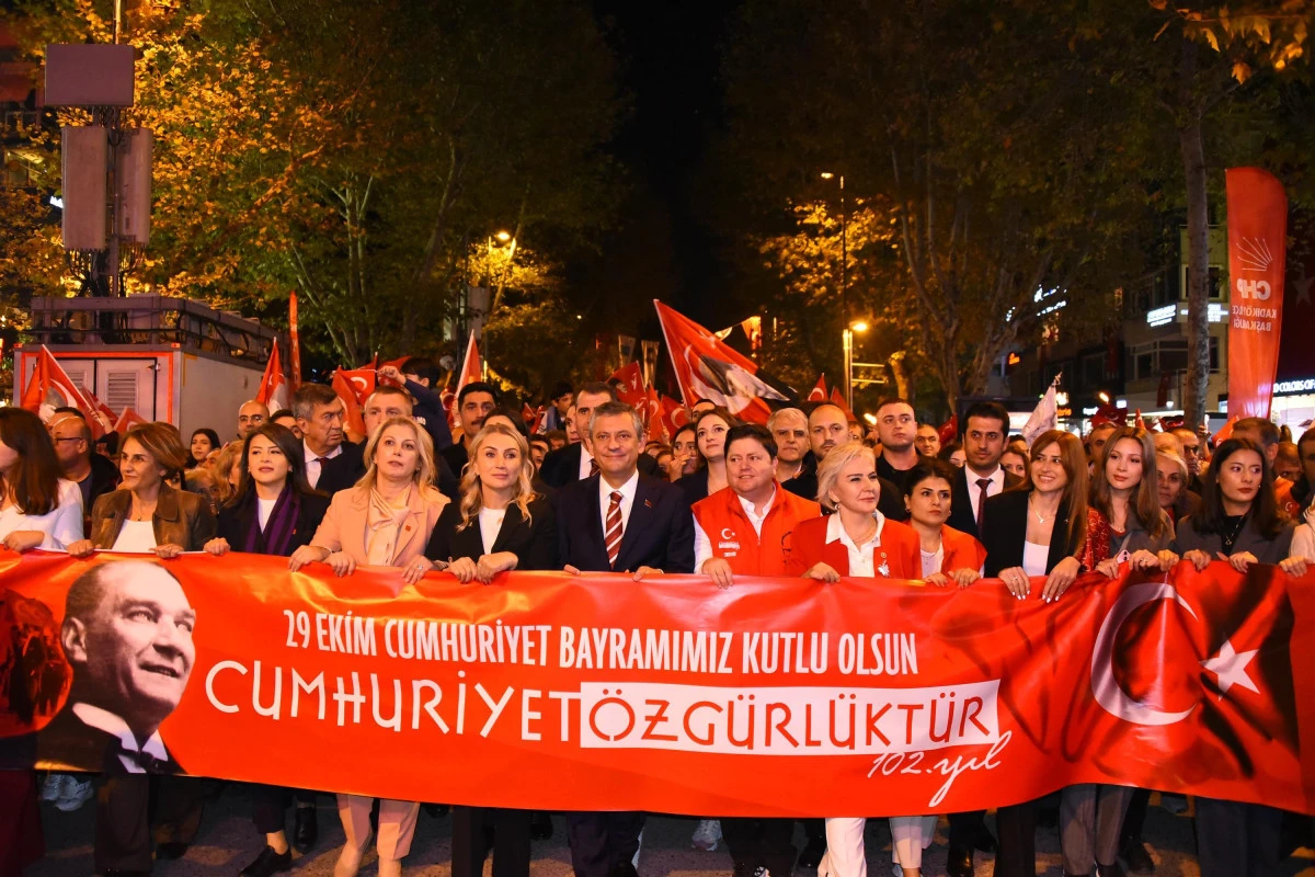 KADIKÖY’DE MİLYONLAR CUMHURİYET İÇİN YÜRÜDÜ