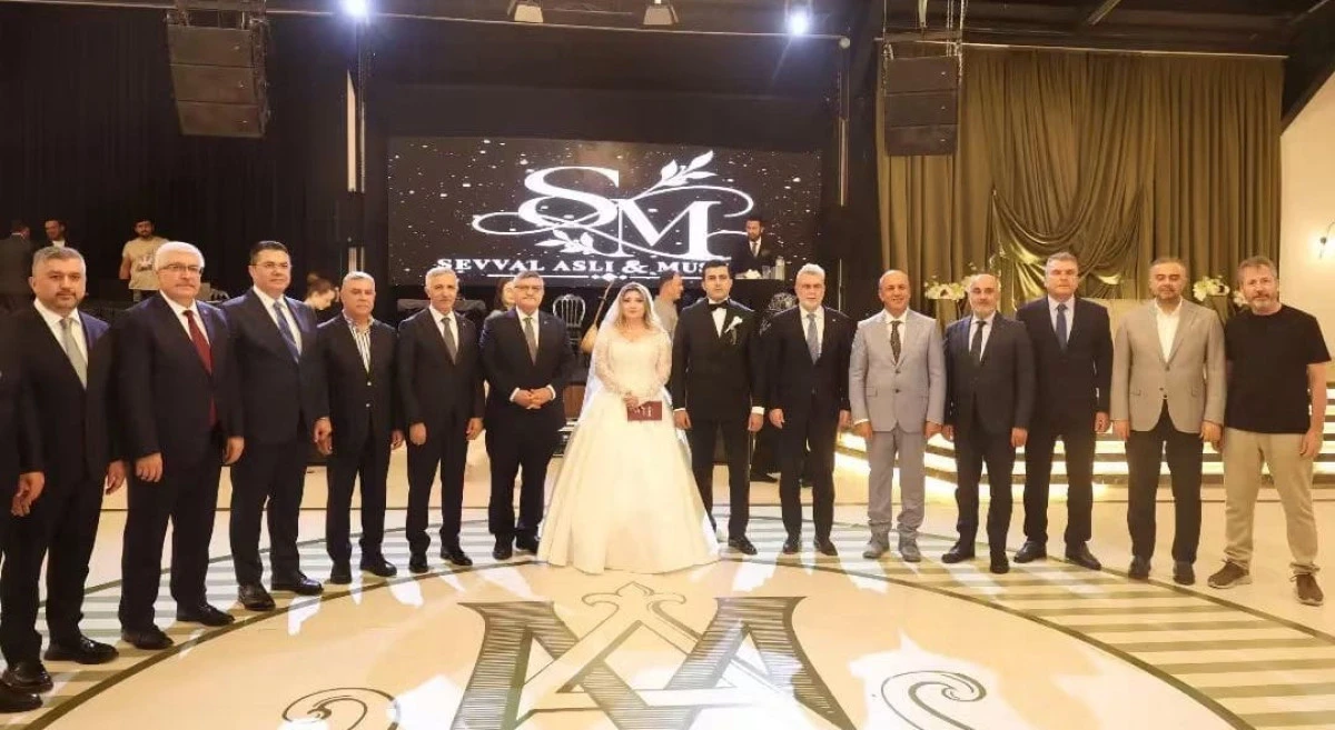 OSB BAŞKANI HAKKI &Ccedil;AKAN, &Ouml;ZARSLAN VE BAYAZID AİLELERİNİN MUTLU G&Uuml;N&Uuml;NDE
