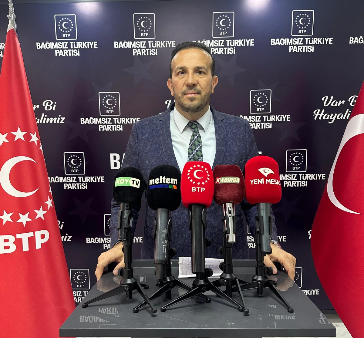 "T&uuml;rk milleti &ccedil;&ouml;z&uuml;ms&uuml;z siyasette sıkıştı"