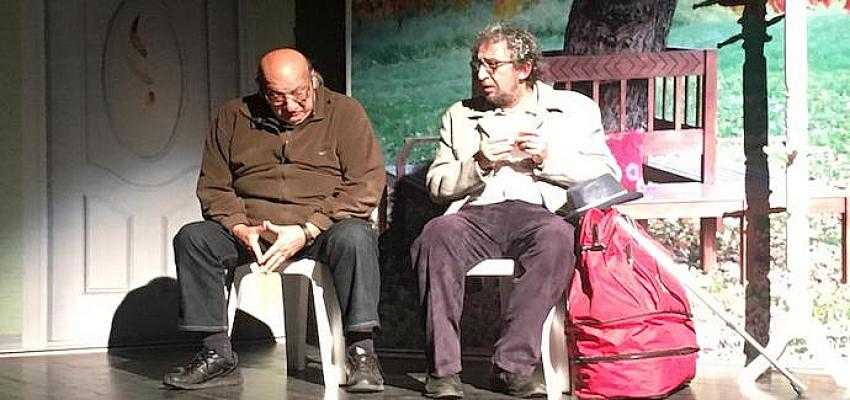 UHDE SE&Ccedil;İL TİYATRO SAHNELERİNDE M&Uuml;THİŞ PERFORMANSIYLA HAYRAN BIRAKTI...