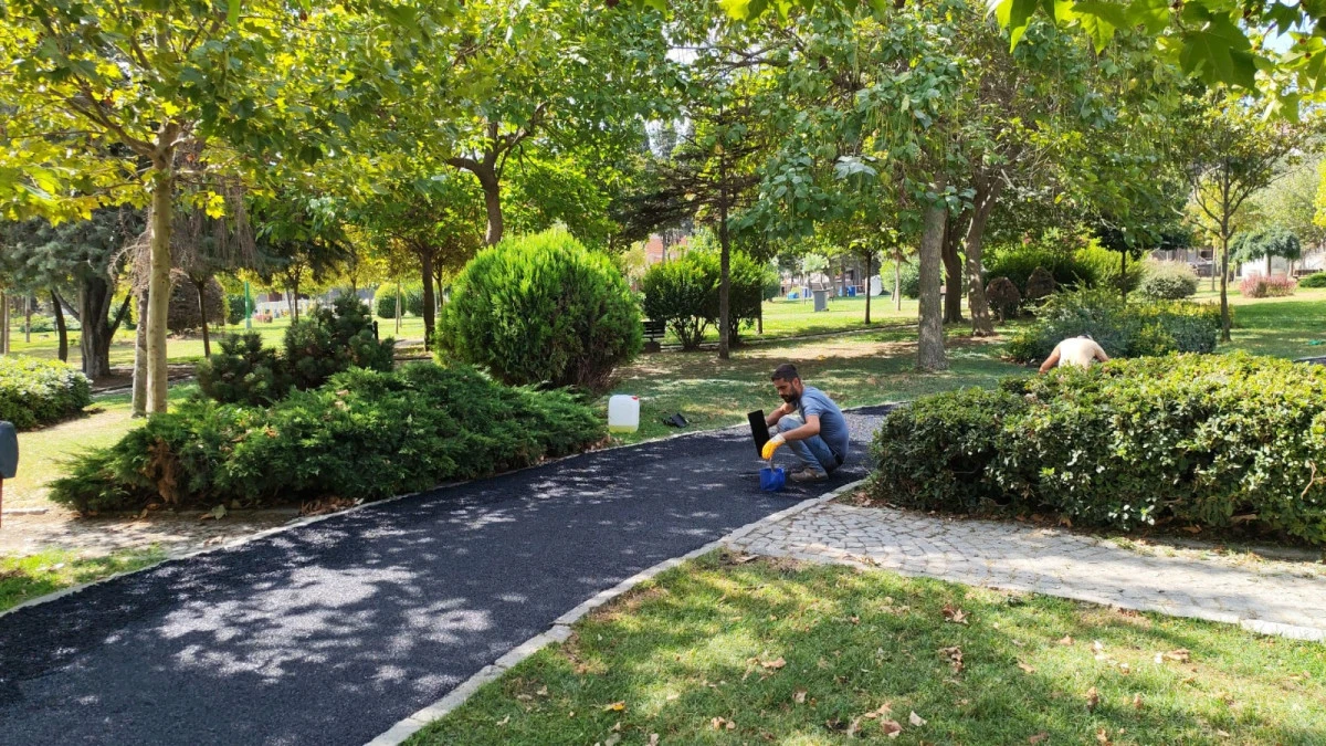 Zeytinburnu Belediyesi ilçedeki parklarda yıpranan kauçuk zeminleri yeniliyor