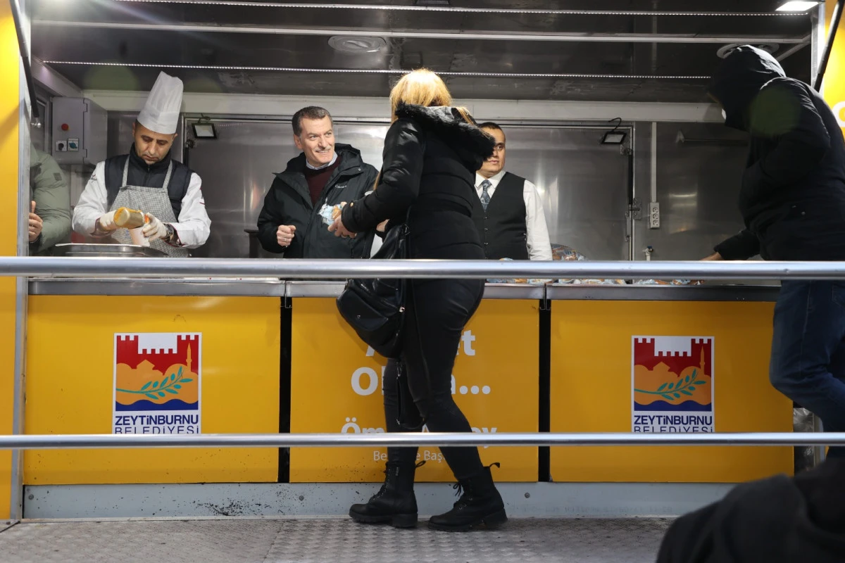 Zeytinburnu Belediyesi Mobil İkram Aracıyla Sabahları Isıtıyor