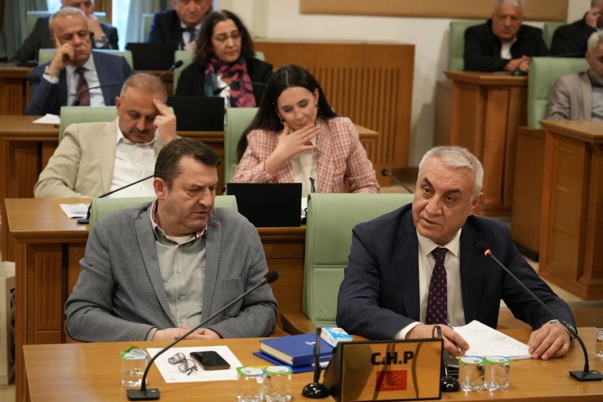 Zeytinburnu Meclisi&rsquo;nde &lsquo;İBB Operasyonları&rsquo; Gerilimi/ CHP: &ldquo;Siyasi m&uuml;hendislik&rdquo;, AK Parti: &ldquo;Yargı g&ouml;revini yapıyor&rdquo;