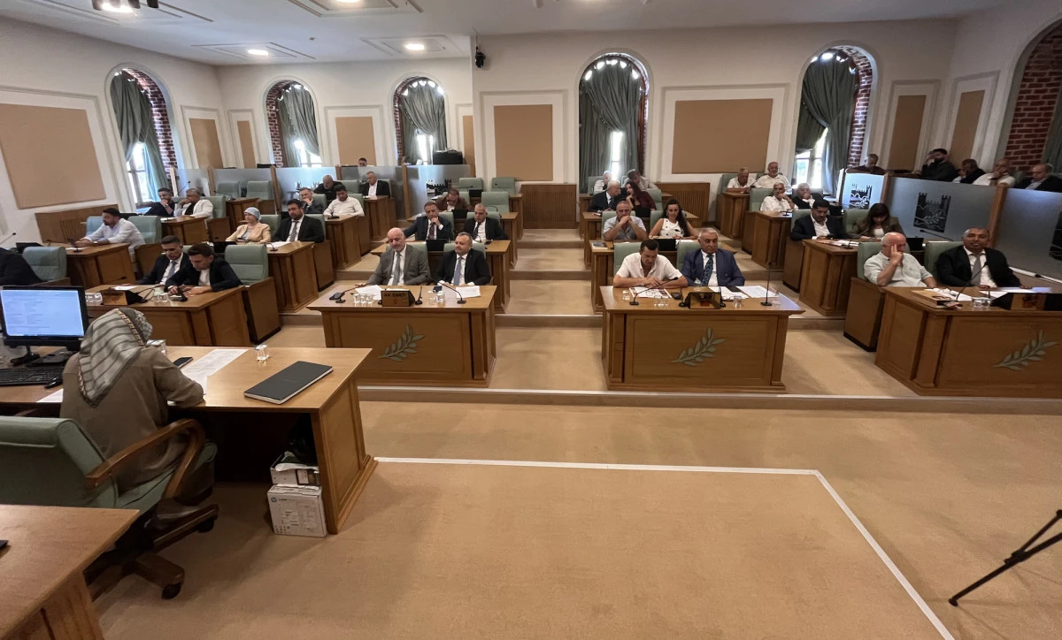 ZEYTİNBURNU MECLİSİ&rsquo;NDE SİYASİ DENGELER DEĞİŞTİ: CHP&rsquo;Lİ 16 &Uuml;YEDEN 12&rsquo;Sİ YENİ PARTİYE GE&Ccedil;Tİ